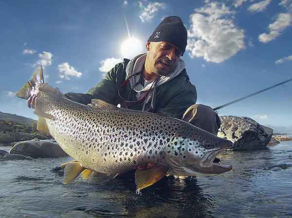 https://www.barilochefishingtrips.com/archivos/data1/images/fly-fishing-bariloche-patagonia-argentina-trout-lodge-guide-m7.jpg