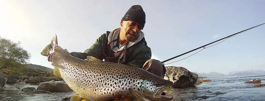 Guía de pesca, proveedor de equipos en Bariloche, Patagonia, Argentina. Río Limay, río Manso. Trucha marrón, trucha arcoíris. Alojamiento para pescadores.